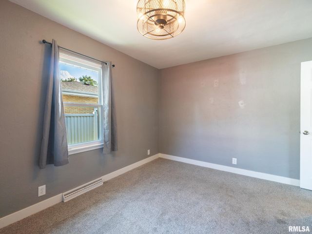 300 SOUTH Street, Pekin, IL 61554