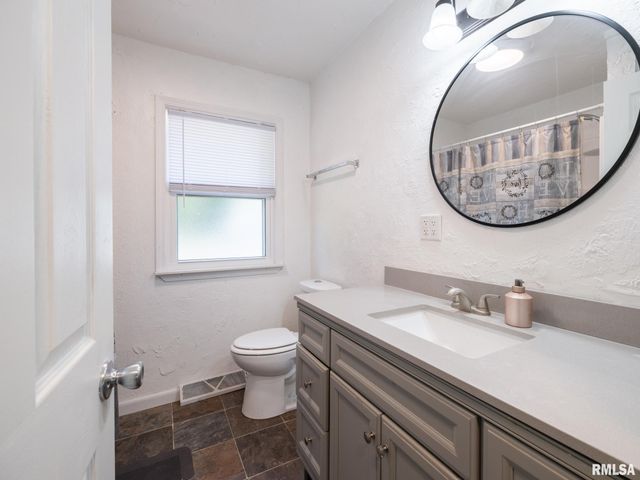 300 SOUTH Street, Pekin, IL 61554