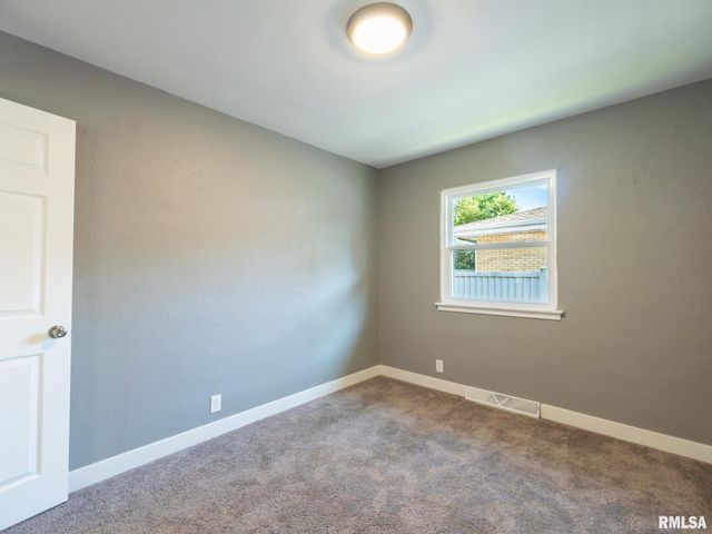 300 SOUTH Street, Pekin, IL 61554