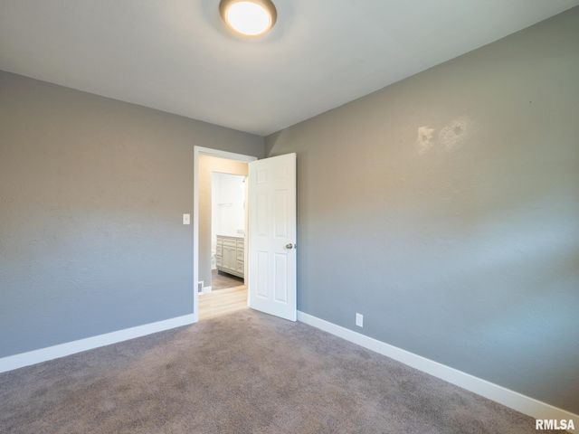 300 SOUTH Street, Pekin, IL 61554