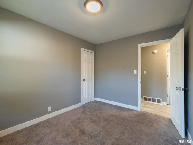 300 SOUTH Street, Pekin, IL 61554