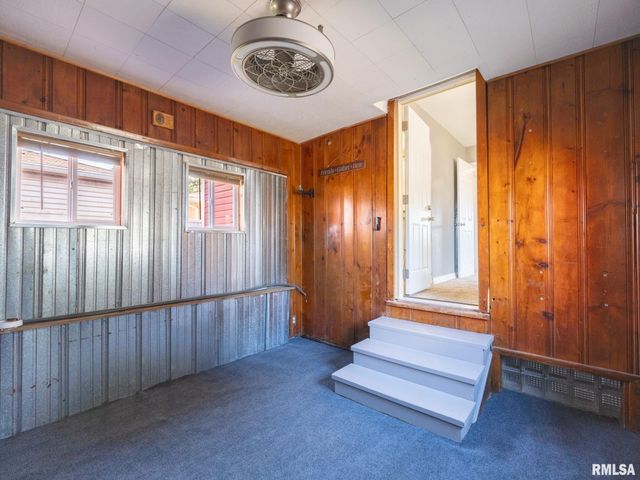 300 SOUTH Street, Pekin, IL 61554