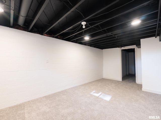 300 SOUTH Street, Pekin, IL 61554