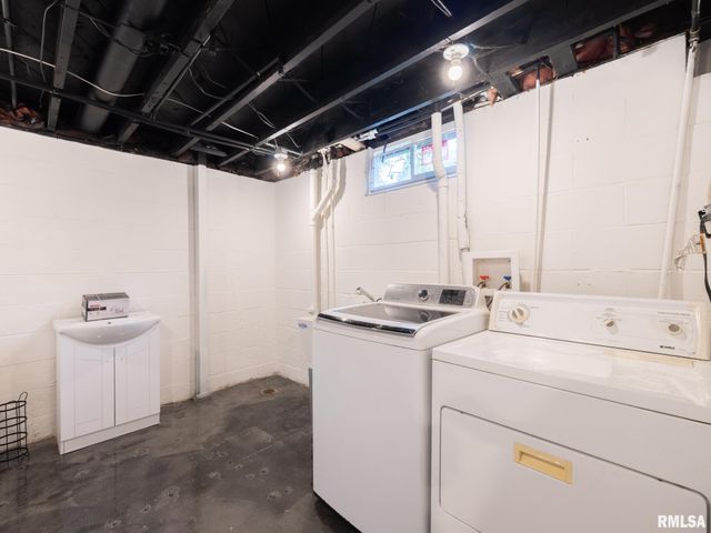 300 SOUTH Street, Pekin, IL 61554
