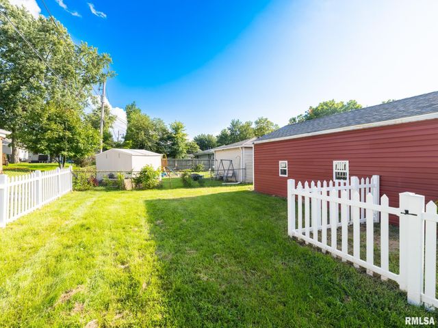 300 SOUTH Street, Pekin, IL 61554