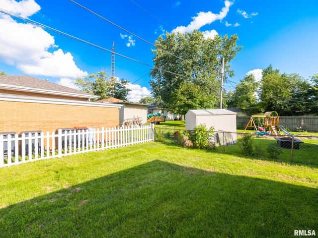 300 SOUTH Street, Pekin, IL 61554