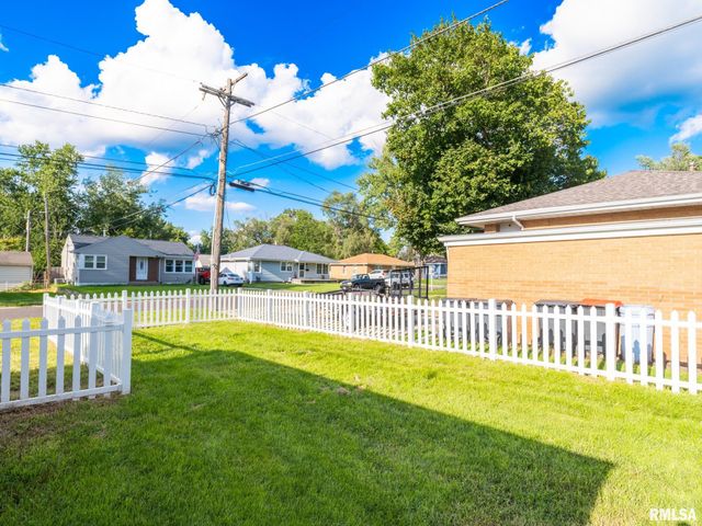 300 SOUTH Street, Pekin, IL 61554
