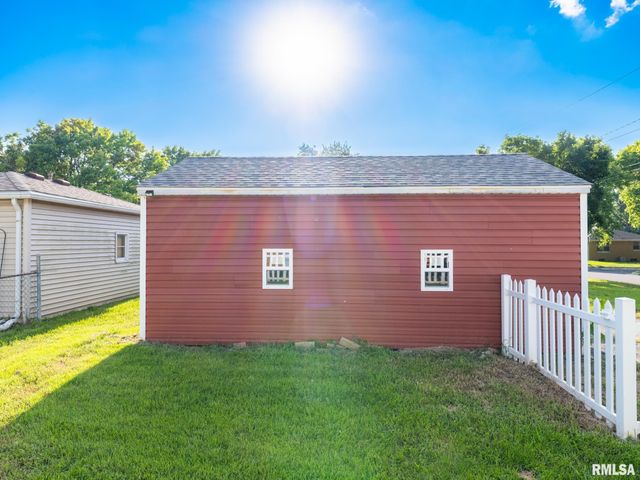 300 SOUTH Street, Pekin, IL 61554