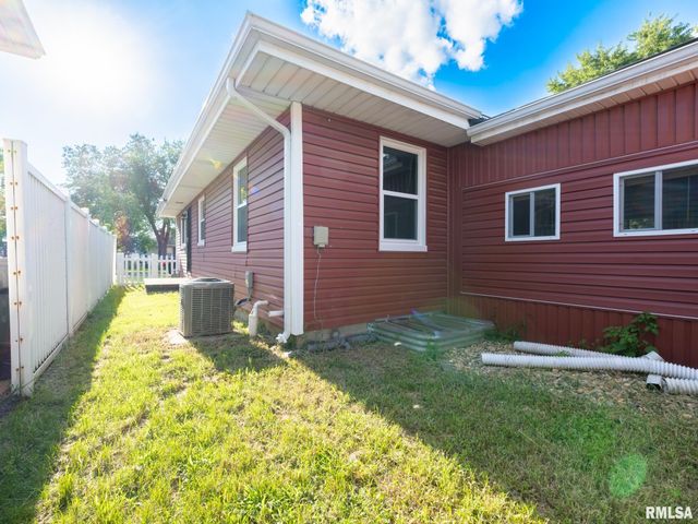 300 SOUTH Street, Pekin, IL 61554