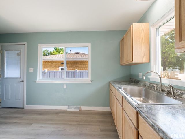300 SOUTH Street, Pekin, IL 61554
