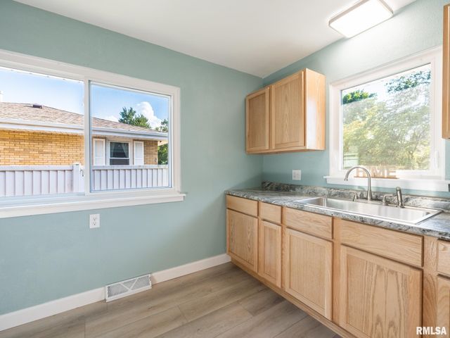 300 SOUTH Street, Pekin, IL 61554
