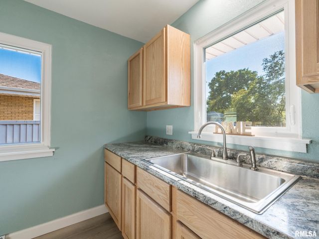 300 SOUTH Street, Pekin, IL 61554