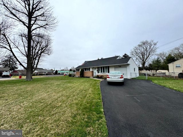 654 CYPRESS RD, Warminster, PA 18974