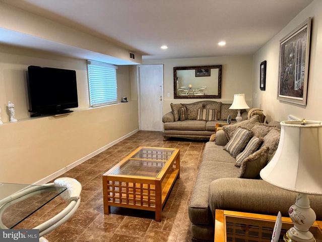 654 CYPRESS RD, Warminster, PA 18974