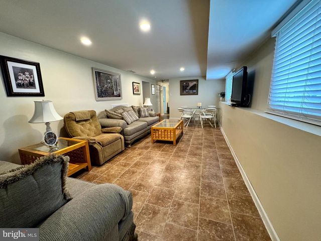 654 CYPRESS RD, Warminster, PA 18974