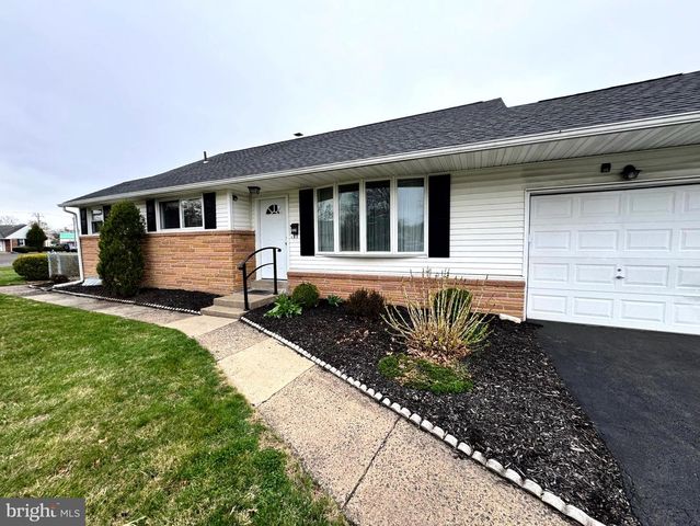 654 CYPRESS RD, Warminster, PA 18974