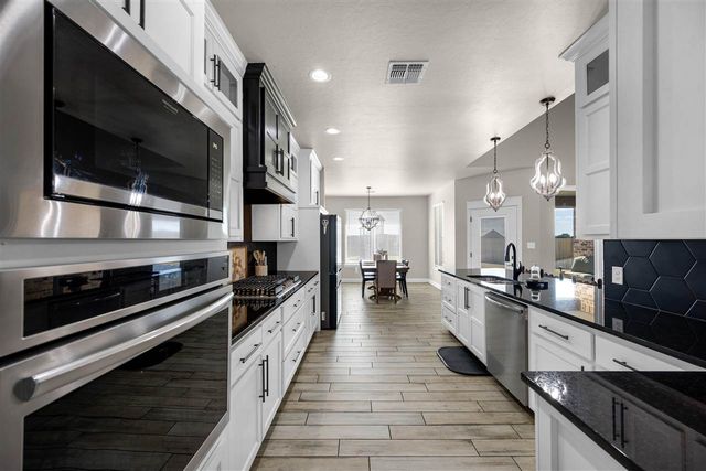 2433 NE Falcon Ln, Lawton, OK 73507
