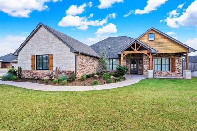 2433 NE Falcon Ln, Lawton, OK 73507