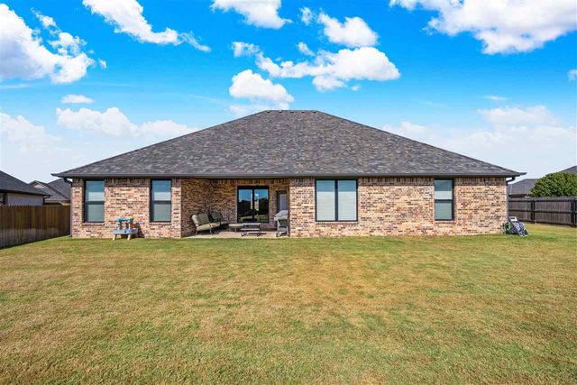 2433 NE Falcon Ln, Lawton, OK 73507