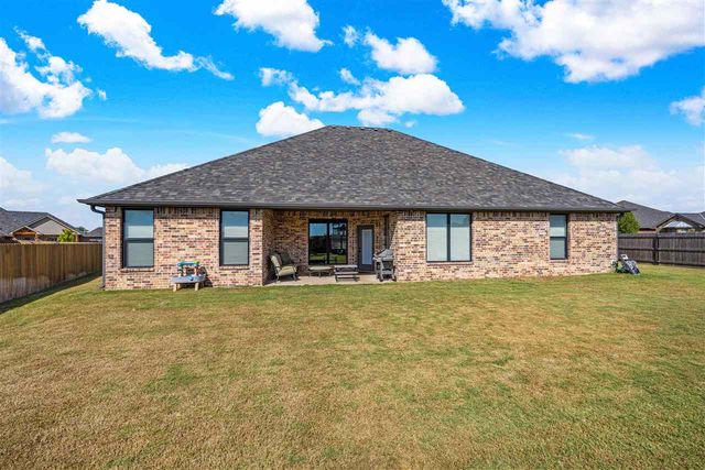 2433 NE Falcon Ln, Lawton, OK 73507
