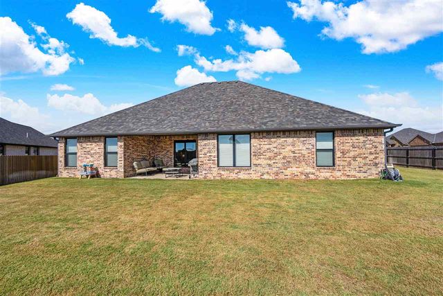 2433 NE Falcon Ln, Lawton, OK 73507