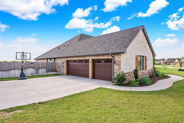 2433 NE Falcon Ln, Lawton, OK 73507
