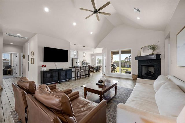 2433 NE Falcon Ln, Lawton, OK 73507