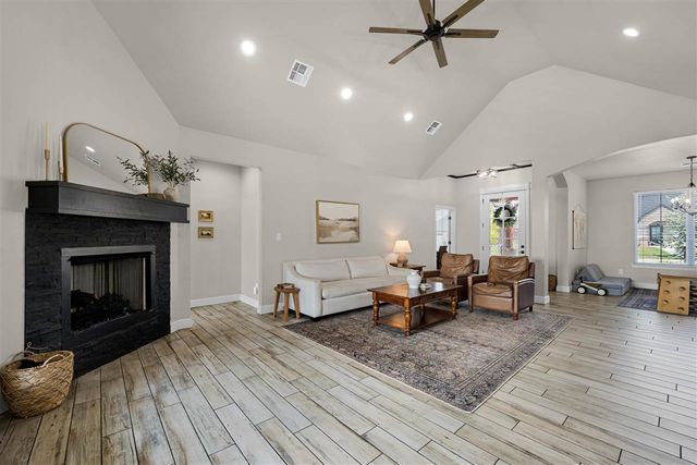 2433 NE Falcon Ln, Lawton, OK 73507