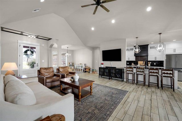 2433 NE Falcon Ln, Lawton, OK 73507