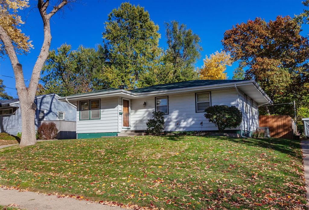 2901 E 38th Court, Des Moines, IA 50317