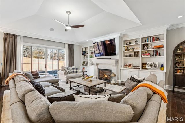 1 Tuscany Park, Clayton, MO 63105