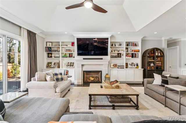 1 Tuscany Park, Clayton, MO 63105