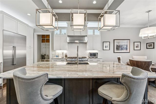 1 Tuscany Park, Clayton, MO 63105