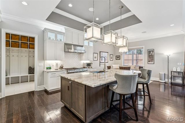 1 Tuscany Park, Clayton, MO 63105