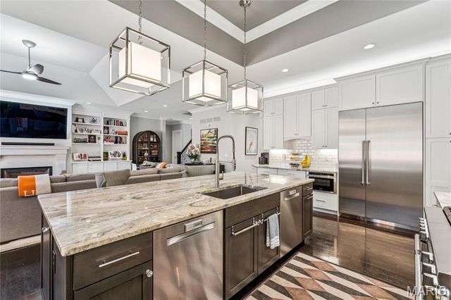 1 Tuscany Park, Clayton, MO 63105