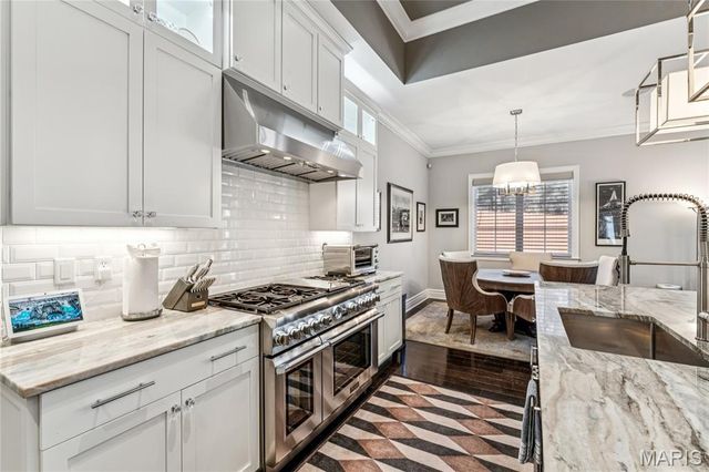 1 Tuscany Park, Clayton, MO 63105