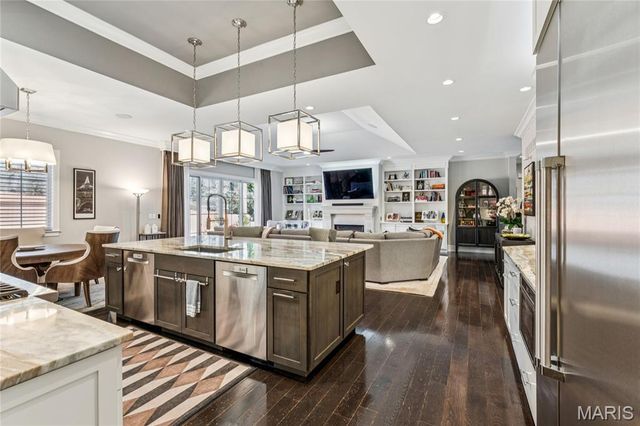 1 Tuscany Park, Clayton, MO 63105