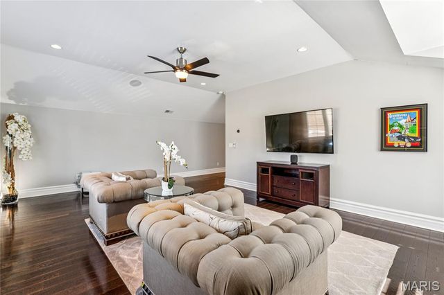 1 Tuscany Park, Clayton, MO 63105