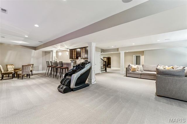 1 Tuscany Park, Clayton, MO 63105