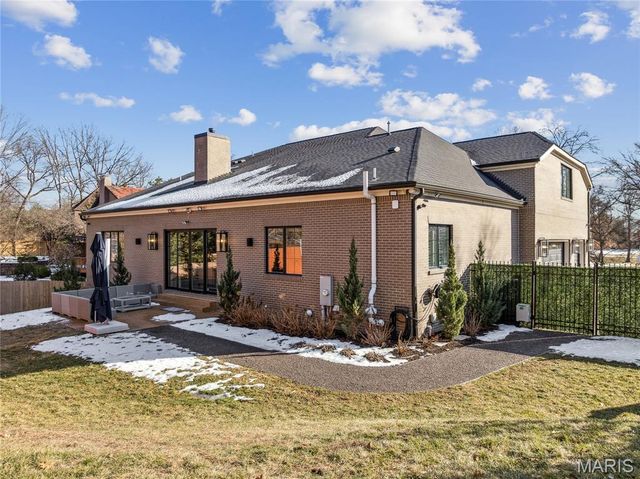 1 Tuscany Park, Clayton, MO 63105