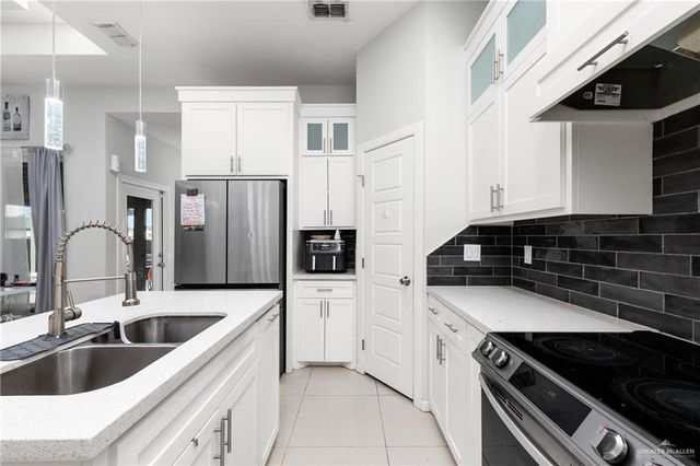 1229 W Franklin Avenue, Alton, TX 78573