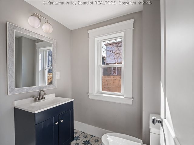 923 Main Street, Charleston, WV 25302