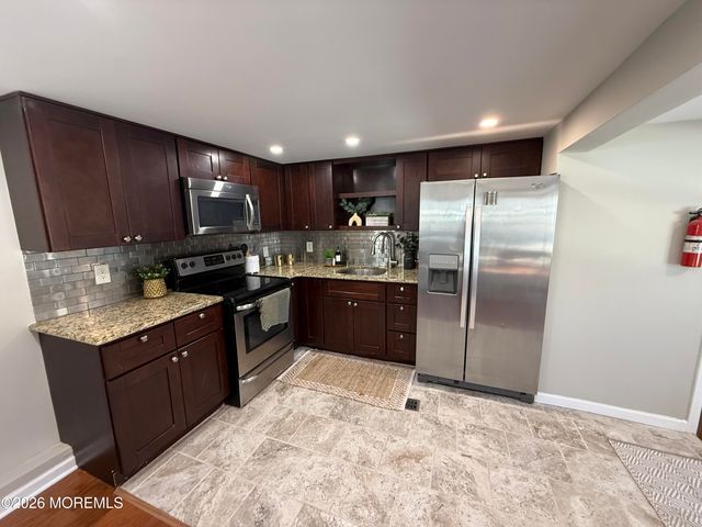 1 Bayshore Mobile Mnr, Hazlet, NJ 07734