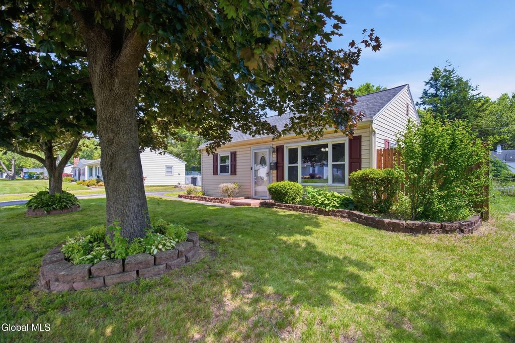 9 Mayhall Street, Colonie, NY 12205