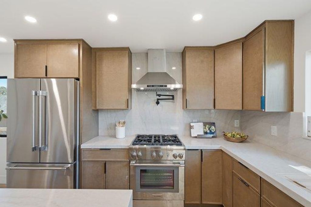 Image 10 of property listing at 80 Hilltop Drive, San Carlos, CA 94070