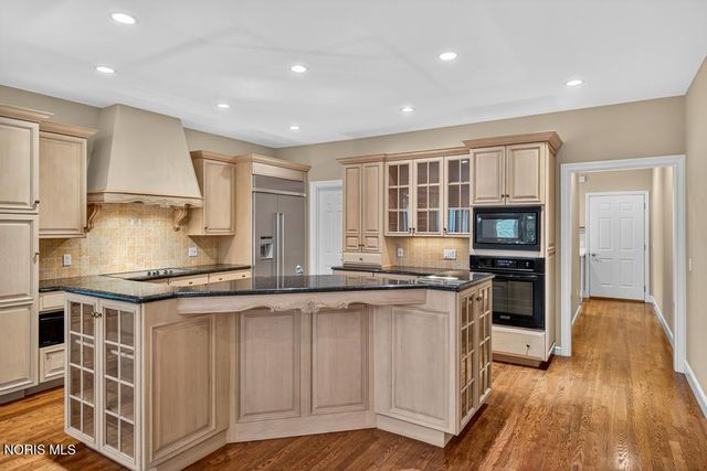 15 Stableside Road, Ottawa Hills, OH 43615