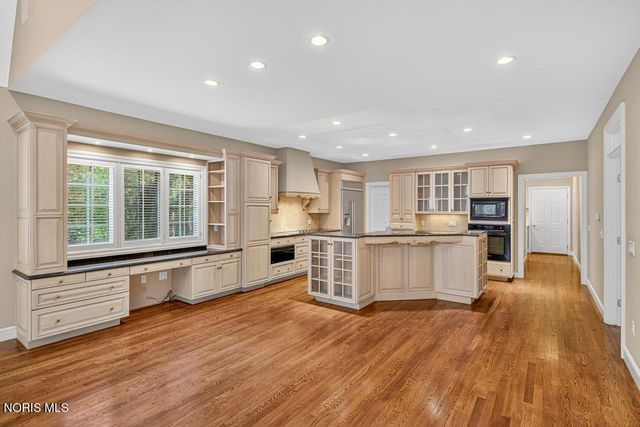 15 Stableside Road, Ottawa Hills, OH 43615