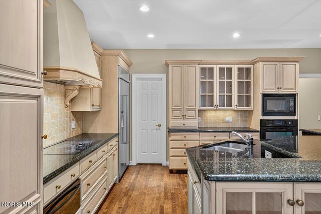 15 Stableside Road, Ottawa Hills, OH 43615