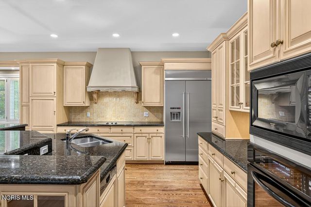 15 Stableside Road, Ottawa Hills, OH 43615