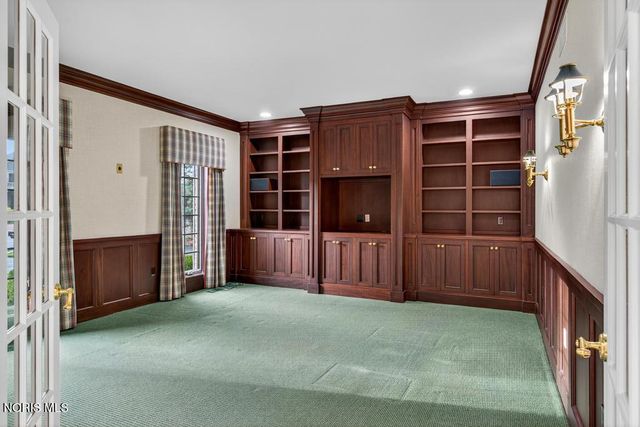 15 Stableside Road, Ottawa Hills, OH 43615